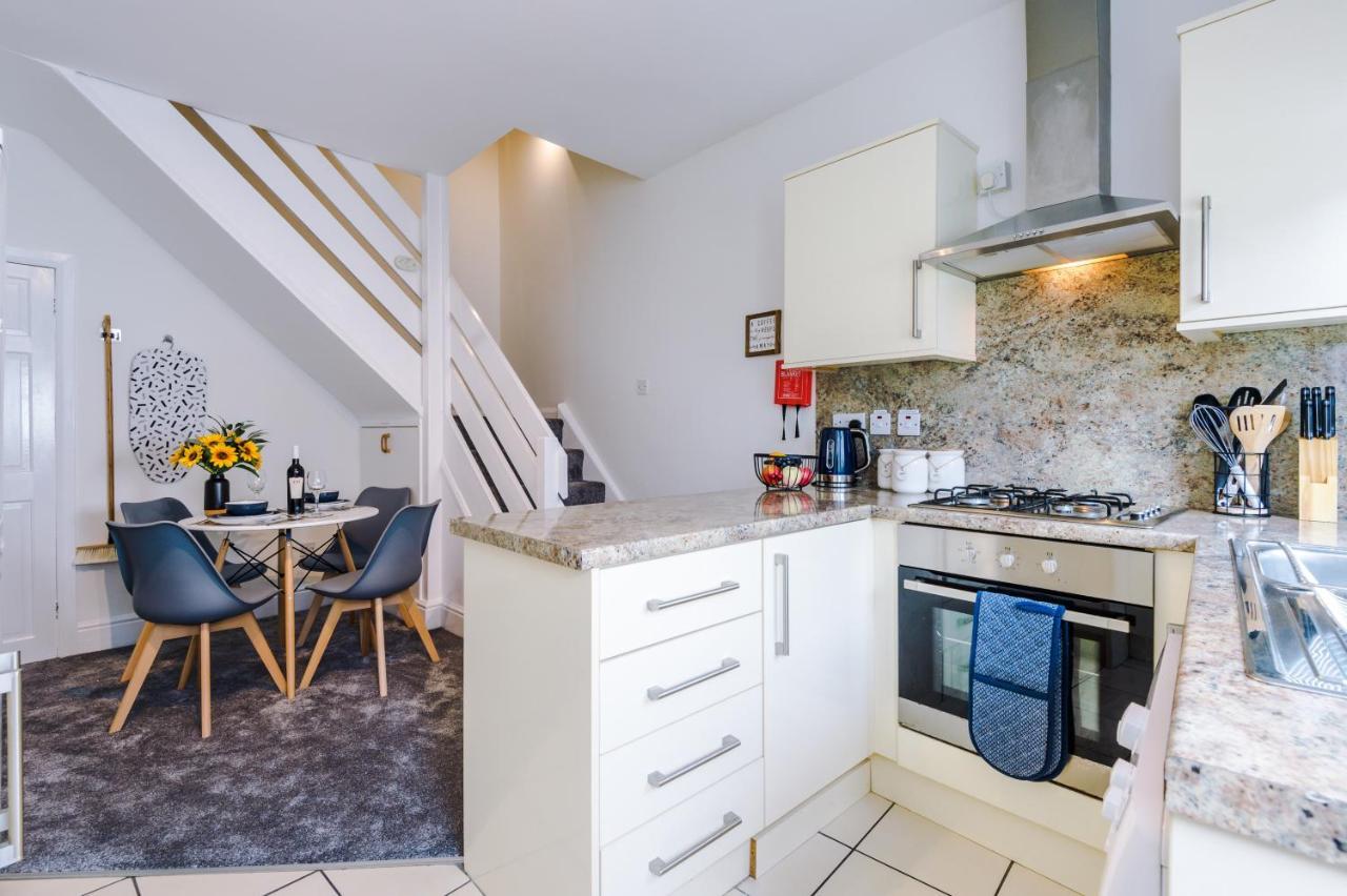 Bright 2-Bed Cottage In Chester By 53 Degrees Property, Ideal For Couples & Small Groups, City Centre - Sleeps 6 Екстериор снимка
